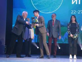 The winner of the Dolphin Games was awarded the microphone of the octave MK-207